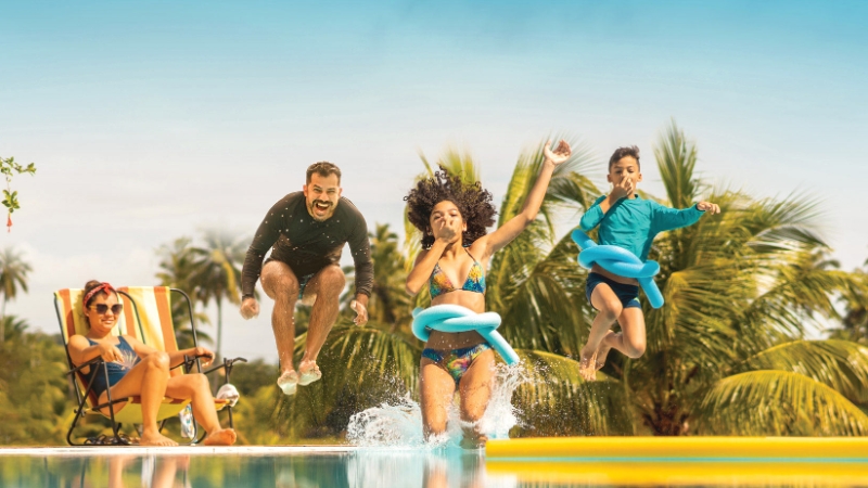 Famille sautant dans une piscine
